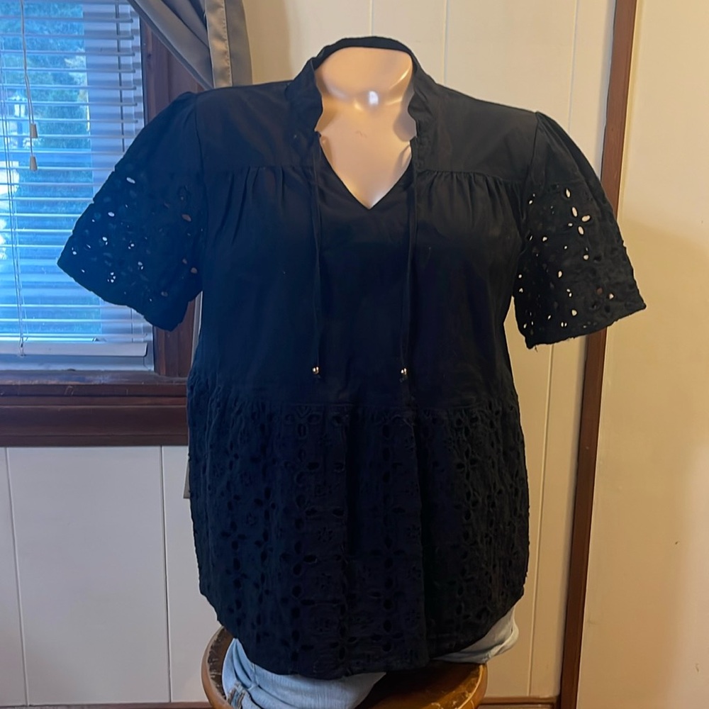 HALSTON H Med Eyelet Embroidered Top med